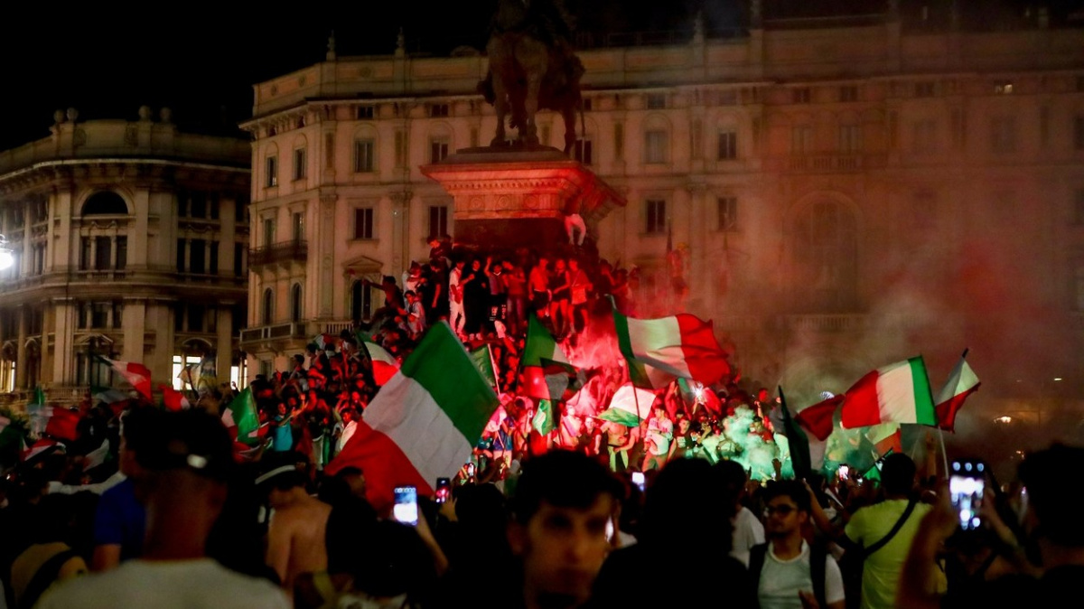 Italové slavili titul v ulicích, Bonucci si dal colu s heinekenem