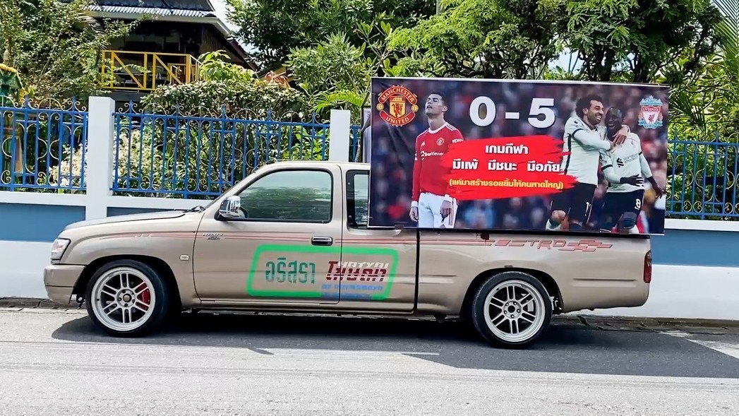 Černé dny slavných United: Ostudný debakl s rivalem, nekompetentní trenér rezignovat nehodlá