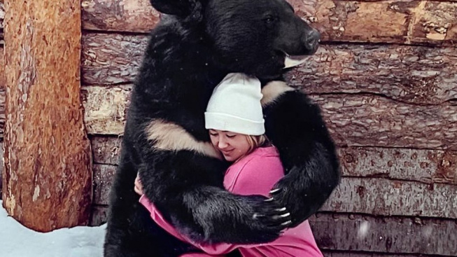 Ruska chová medvěda jako svého mazlíčka. Líbá ho a tančí s ním disco